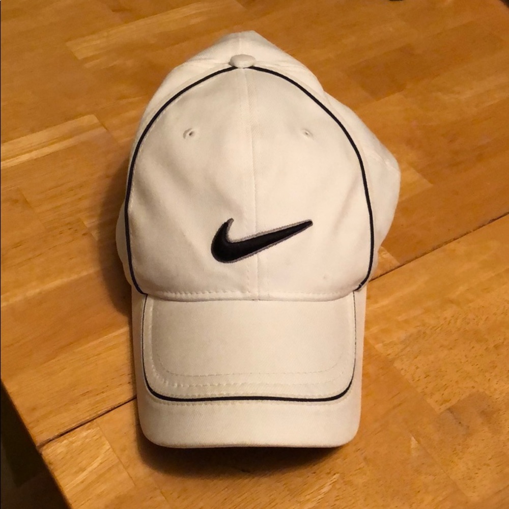 White nike dri-fit golf hat